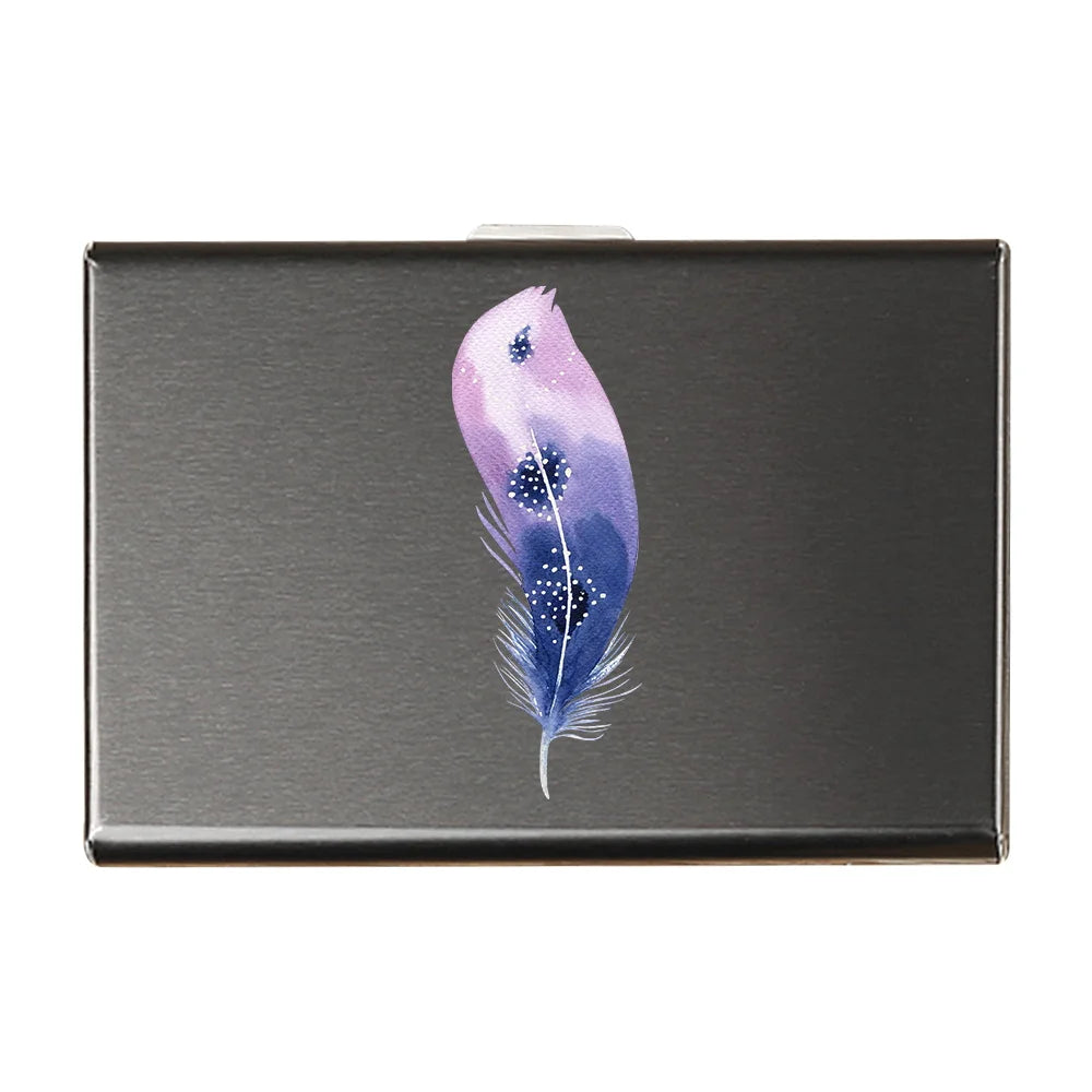 Porte-carte en métal motif plume - Le Protecteur™ Bleu et violet